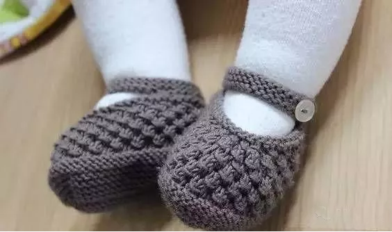 编织方法图解花朵:环形5短针,换线每个孔2辫子,3长针,2辫子针,鞋面用