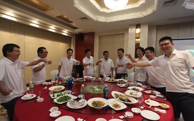 同学聚会百态显露名校高材生或是人生赢家高学历名不虚传