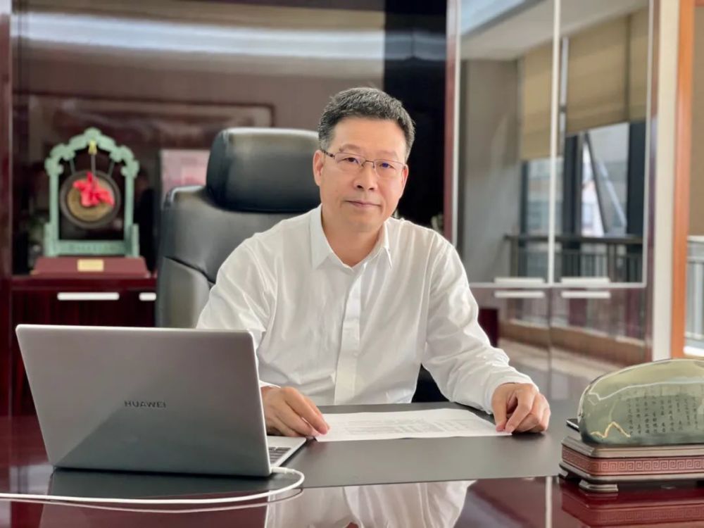 1991年,黄俊辉辞去外科医生的职务,开始涉足"三农"领域,并于次年创立