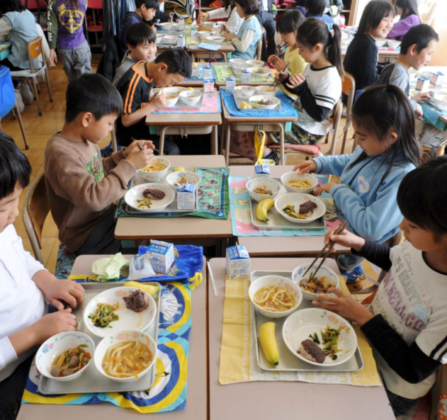 10塊錢一頓飯看完日本小學生的午餐很多家長都沉默了