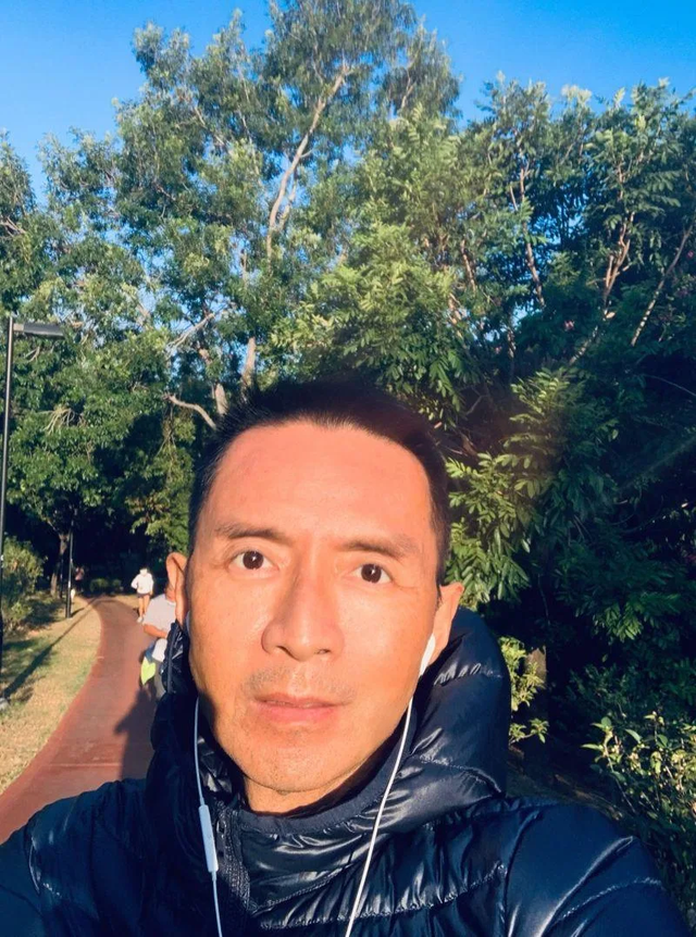 55岁tvb戏骨林利独坐路边摊喝酒,眉头紧锁身形消瘦