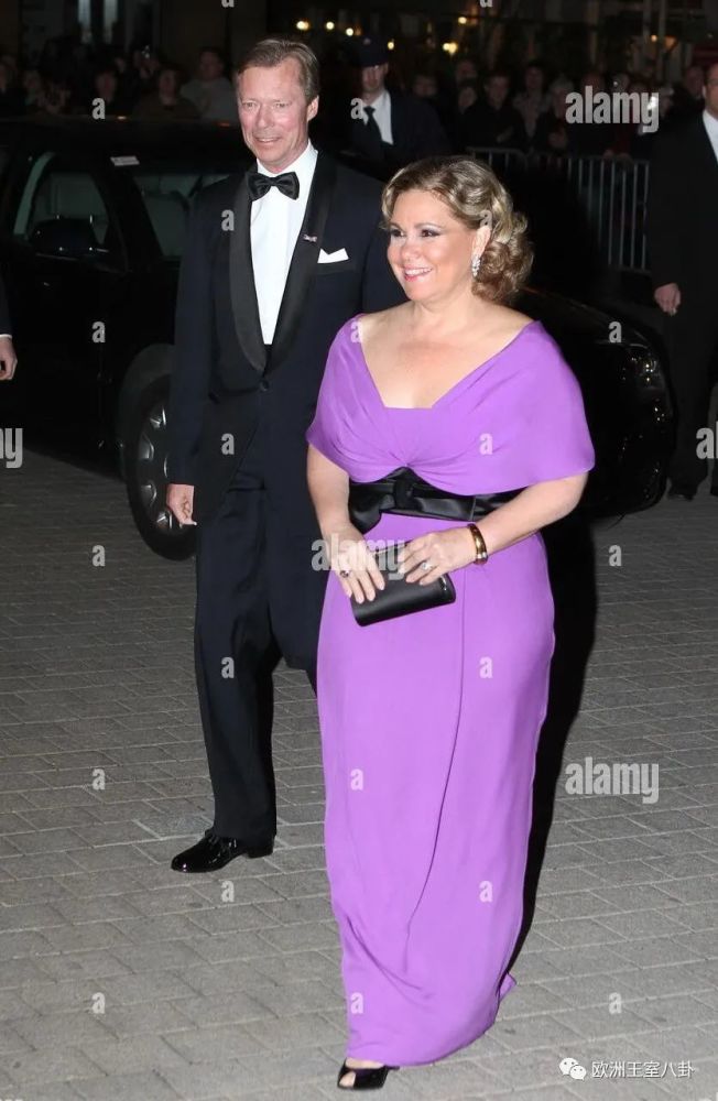 王室女性紫色礼服大赏 到底是大方高贵还是显黑气色差?_腾讯新闻