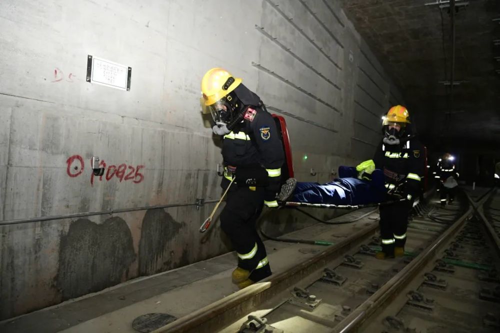 长沙一地铁站突发火灾