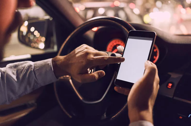 "开车玩手机"概念,亟须科学精准的法律完善细化丨两会快评