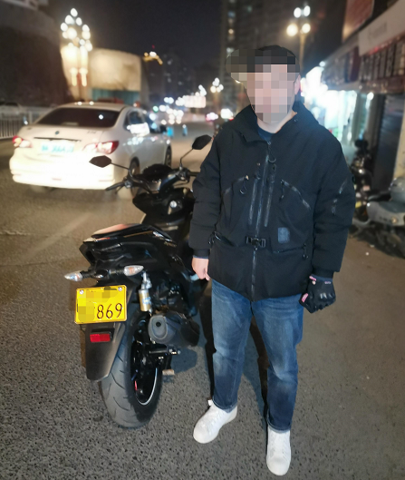 净化辖区秩序云岩交警一夜查处三辆套牌摩托车