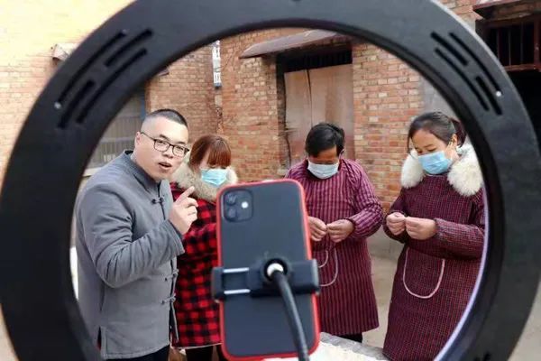 譙東鎮餘集村,陳文進手工作坊產品花餜子在進行直播帶貨2022年1月