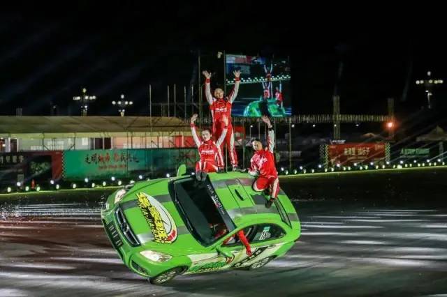 之吻""极速漂移"多种高难度的特技轮番上演,表演随着赛车一声响亮的