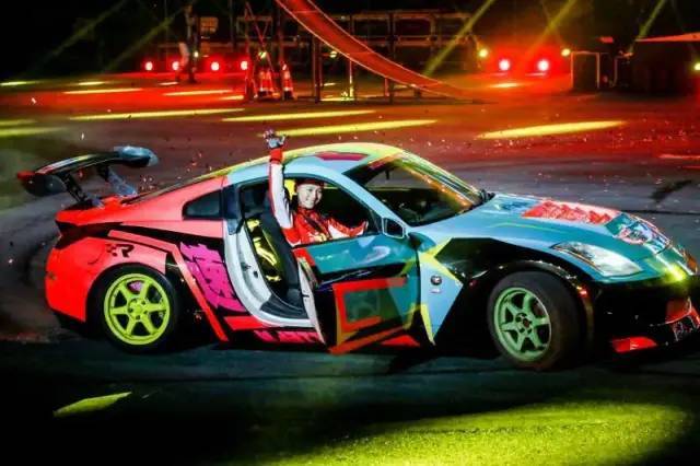 死亡之吻""极速漂移"多种高难度的特技轮番上演,表演随着赛车一声响亮