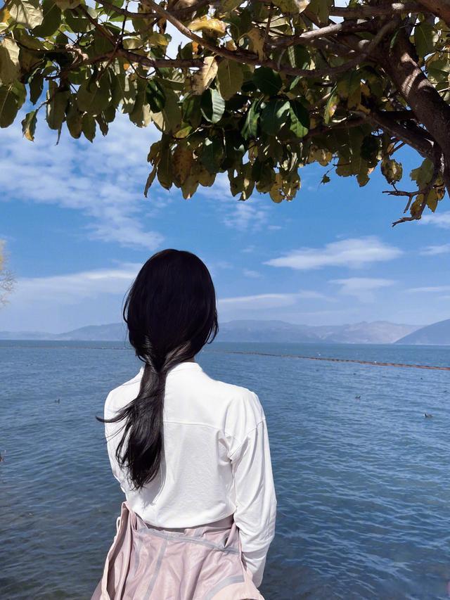 离婚绯闻后,大美娇妻刘诗诗上演背影杀,心情不错_腾讯新闻