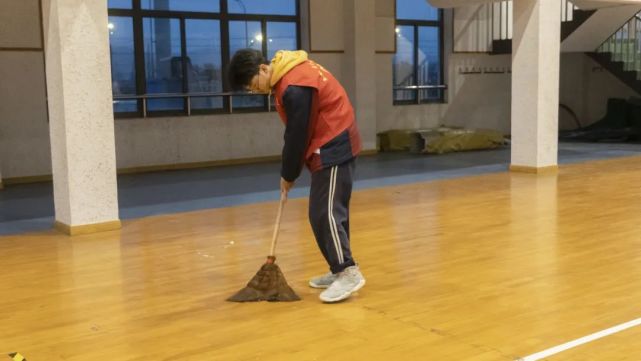 青春向党,一起向未来|余姚市五职校开展志愿清扫与雷锋同行活动