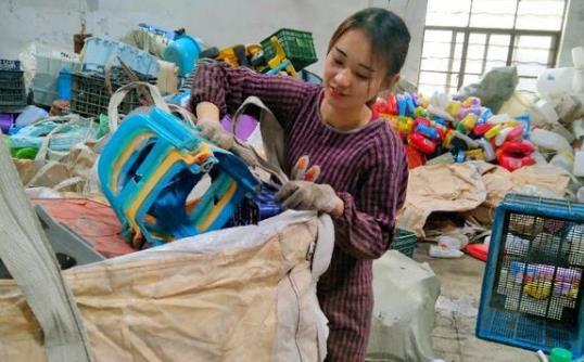 这位90后美女叫冯月月,她的长相和名字一样甜美,笑