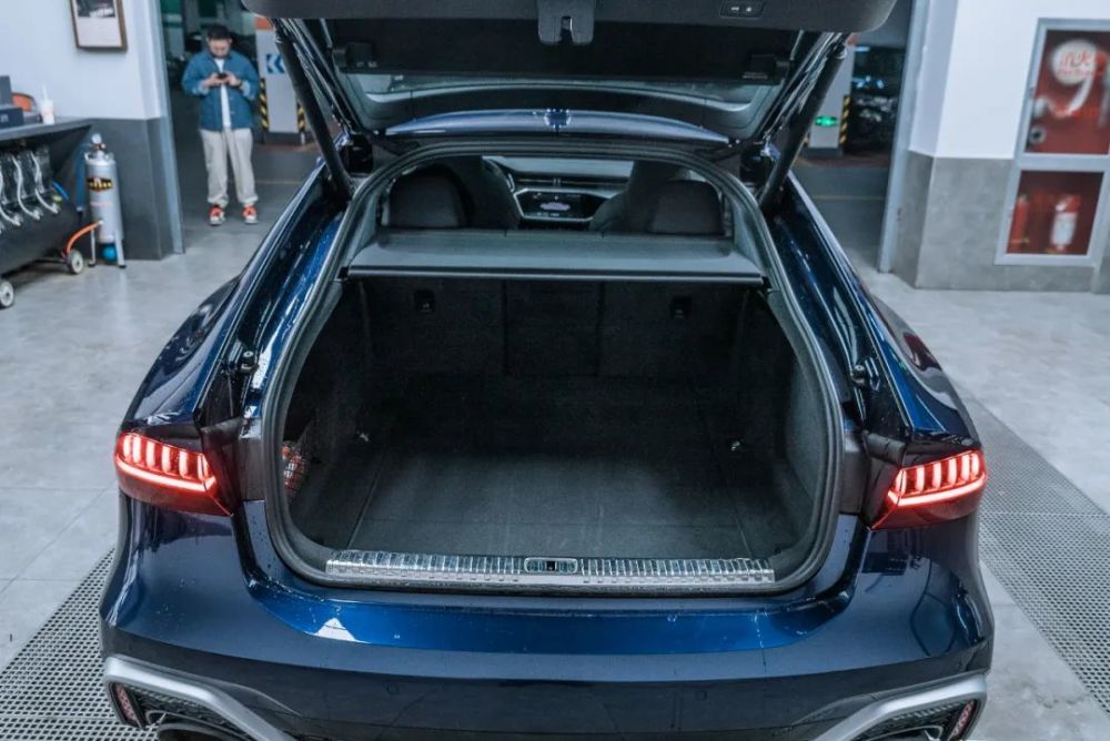 如何开走一台200万的奥迪rs7?_腾讯新闻