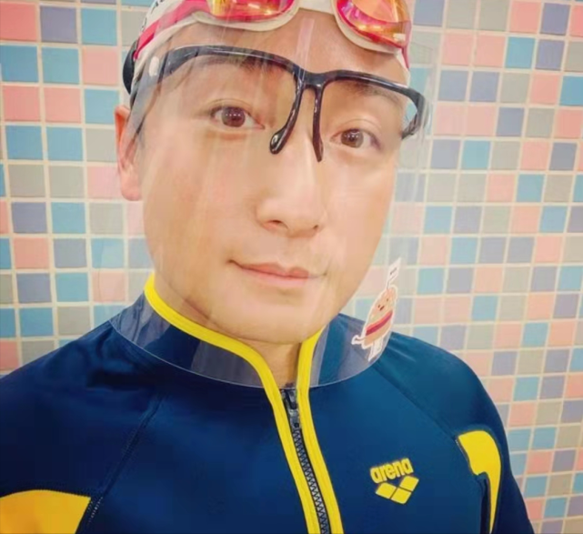 香港飞鱼王子开游泳学校月亏20万接受采访被深情凝视引热议