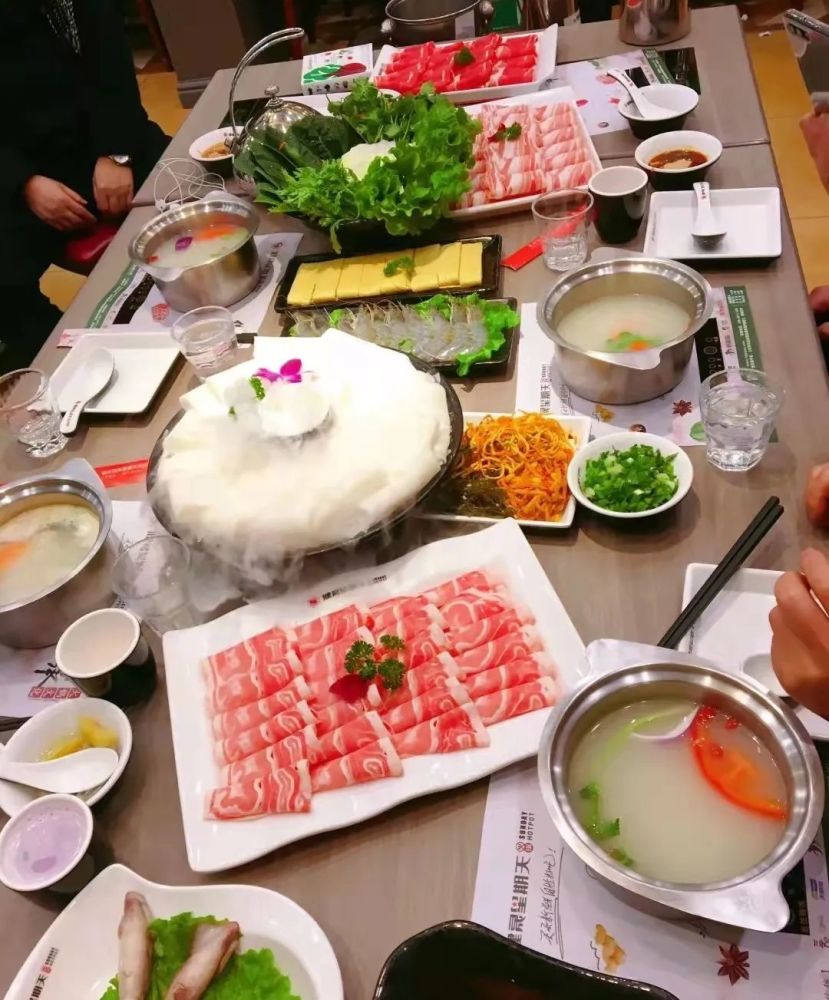 部分门店还推出了抖音超值套餐,效果显著,目前,"健晟星期天火锅"相关