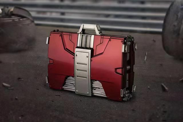 而mark5手提箱盔甲不必多说,就是托尼在《钢铁侠2》当中用手提箱穿的