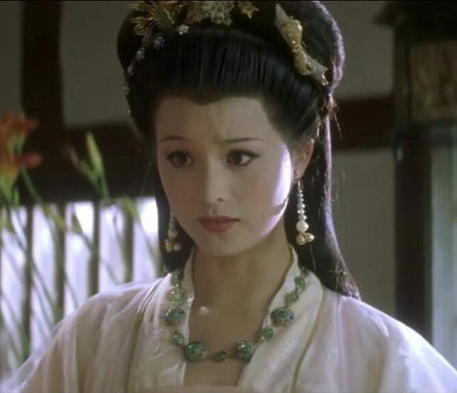 陈丽峰的长相明艳动人,有种古代大家闺秀的气质.