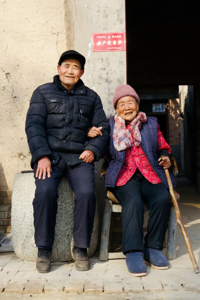 贵圈90后摄影师给上千名农村老人免费拍照让世界看见他们的晚年