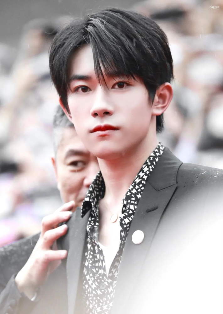 奇迹发布花絮易烊千玺在片场玩电脑玩游戏和工作两不耽误