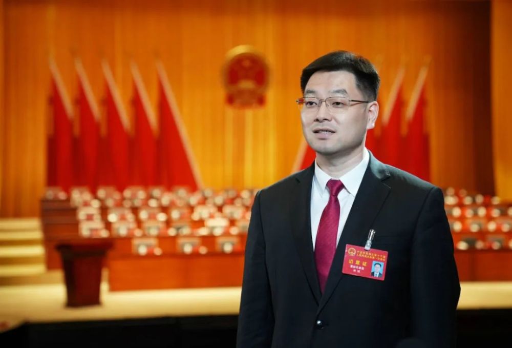 区长林斌接受镇灵通专访为镇海产业更强城乡更美群众更富的美好明天