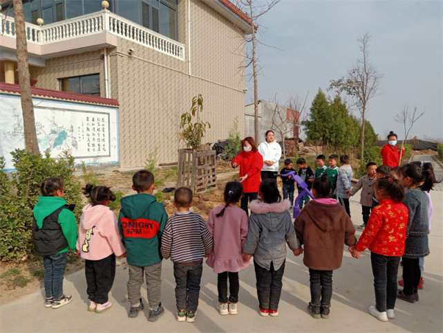 靈寶市豫靈鎮上屯幼兒園:擁抱春天 綠滿童心