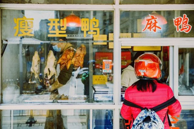 "再搞六个鸭头!不要颈子哦!""老板,烤鸭zan整只前脯,快der!