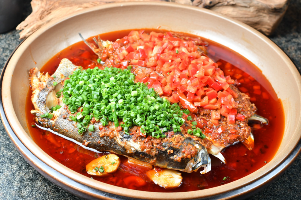 原 料:胖头鱼1条(约2000 克) ,毛芋儿500克,灯笼辣椒颗50克,自制酱椒