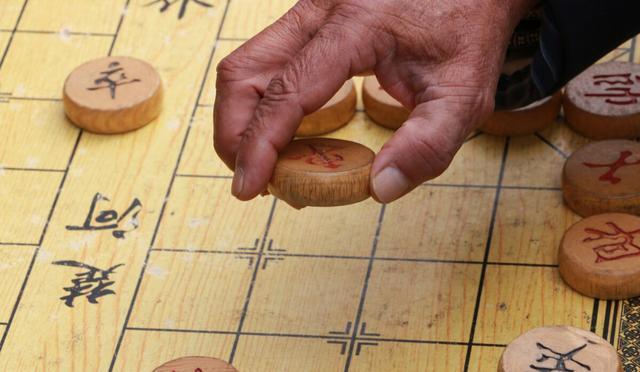 丢卒保车,比喻牺牲小的,局部的利益,保全主要的,全局的利益.