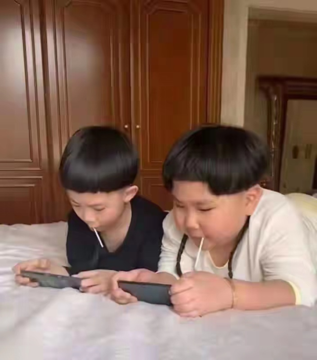 郭德纲7岁小儿子近照曝光!手腕胖到卡金镯,肚皮圆滚五官神似妈