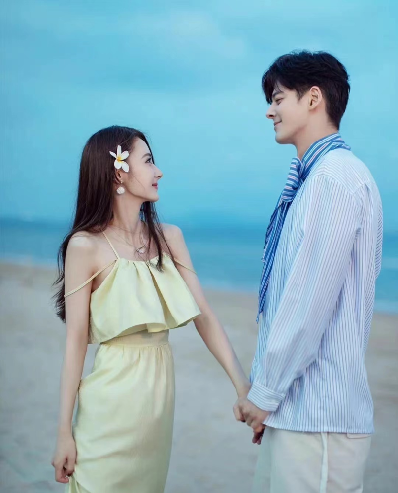 郭品超婚纱照曝光与小19岁女友甜蜜相拥曾自曝已卖婚房将结婚