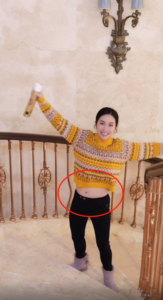 42岁叶璇豪宅内拍视频楼梯富丽堂皇腰间露一圈肉被质疑怀孕