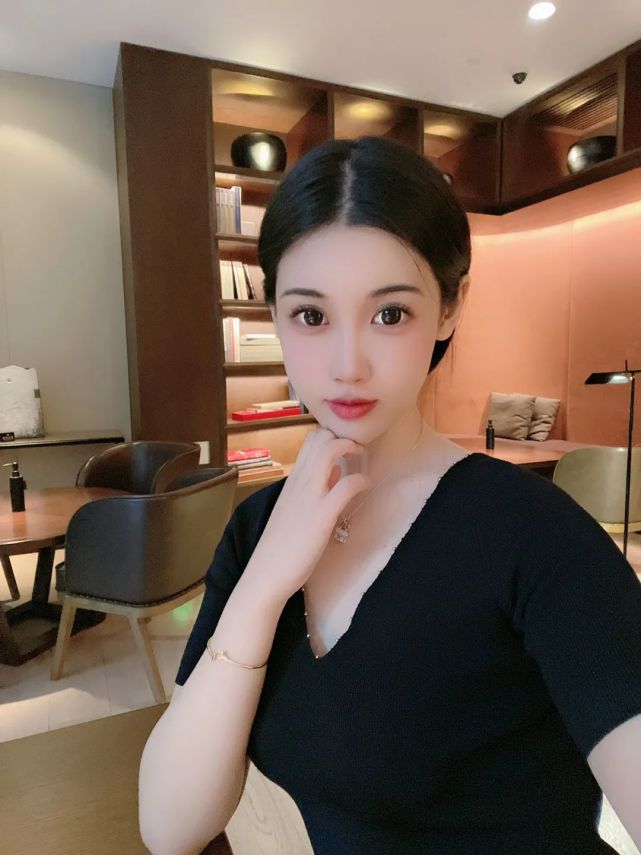 王子衿,毕业于中央戏剧学院,来自北京,97年天蝎座!