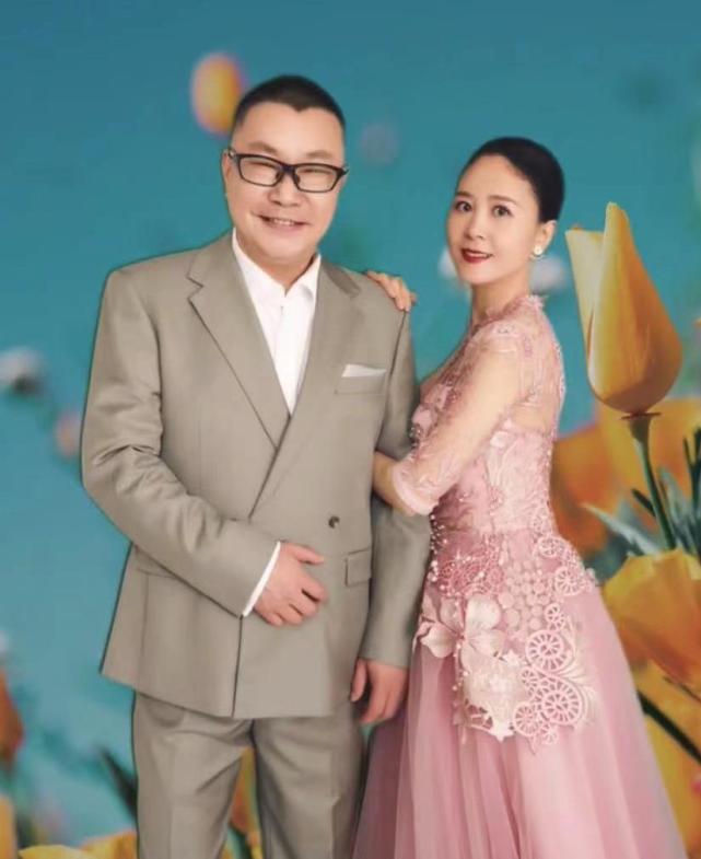 在和尹相杰结婚前,女方是一名拍卖师,和歌手可以说是完全不搭边.