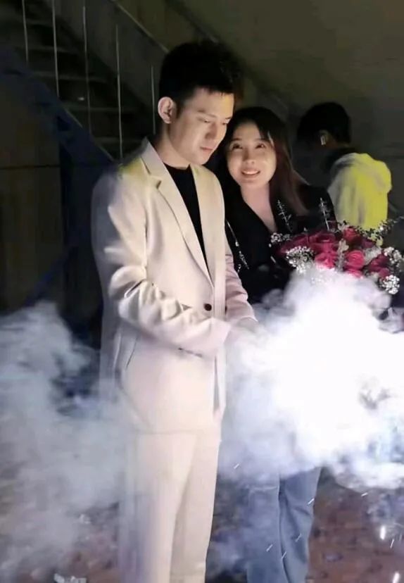 在阿哲正式官宣自己和老婆的结婚照时,其实对于她老婆"孙珊珊"的消息