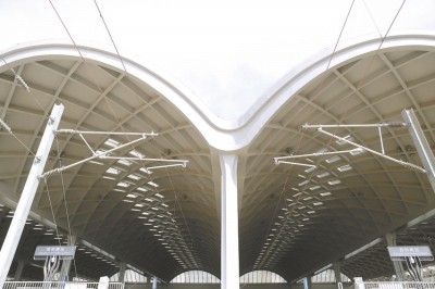 造型如瑞鹤展翅的雨棚亮相郑州南站