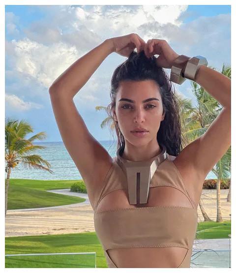 金卡戴珊晒海滩美照,单身后重返20岁,侃爷写凄凉诗句哀悼婚姻