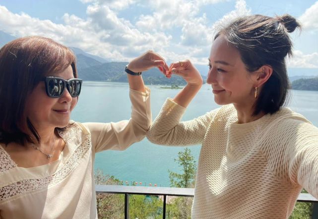 39岁张钧甯母女俩出游穿运动衫配瑜伽裤一双月牙眼和妈妈真像