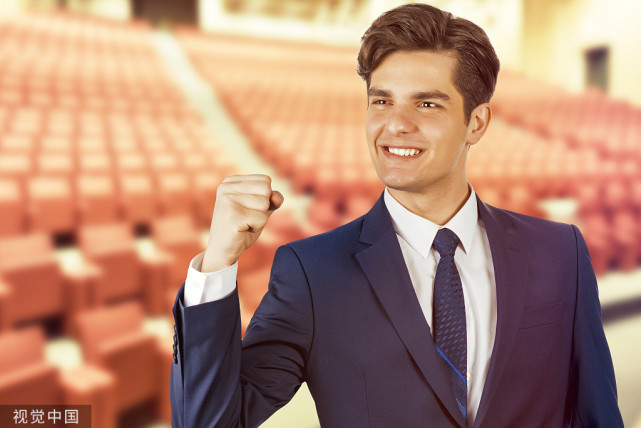 这些成功人士都在尽全力地表现自己,洪亮的声音,极具表现力的手势