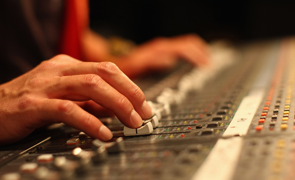 gl广播剧cv大神排行榜_何炅《星期六》首播,CV大神姜sir和边大同框了,动画粉超满足