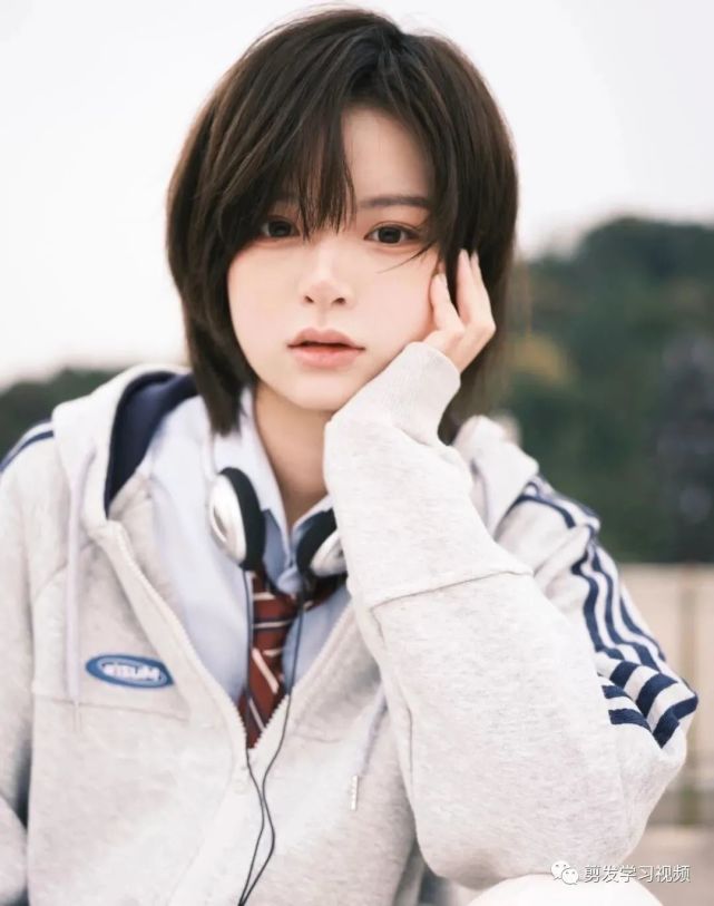 "短发少年感",显嫩又耐看.