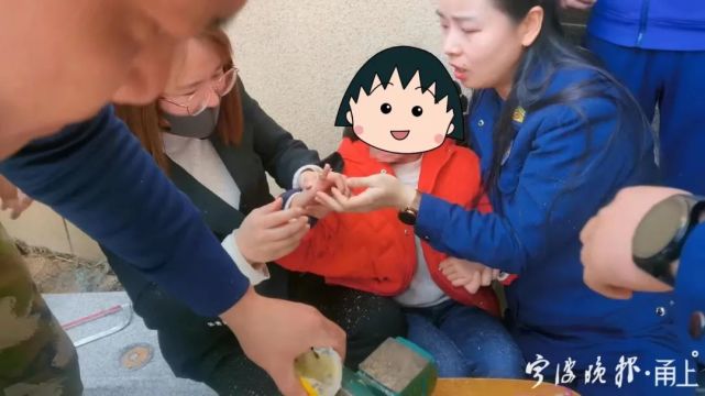 阿姨保护我小女孩手指被卡接下来发生的一幕太暖心