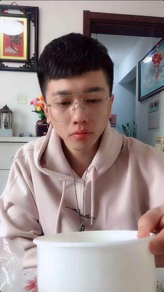 的网红孙巧露因为心梗突然猝死,随后十九岁网红吃播,孙艺轩突发脑溢血