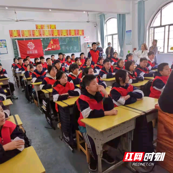 学会垃圾分类一起将地球扮美怀化市第四中学在行动