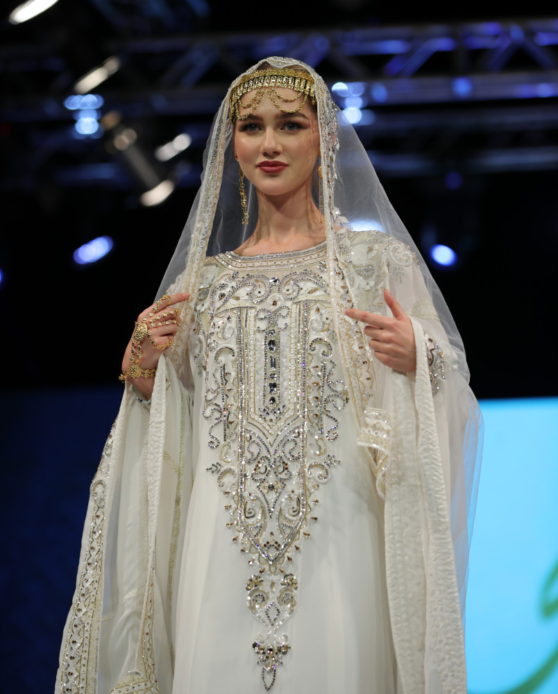 模特在阿联酋迪拜举行的folklore 2022阿拉伯传统服饰秀上展示服装