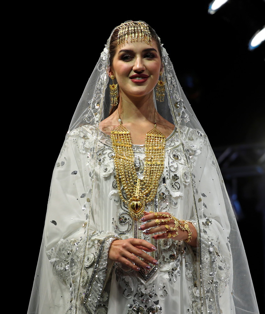 模特在阿联酋迪拜举行的"folklore 2022"阿拉伯传统服饰秀上展示服装
