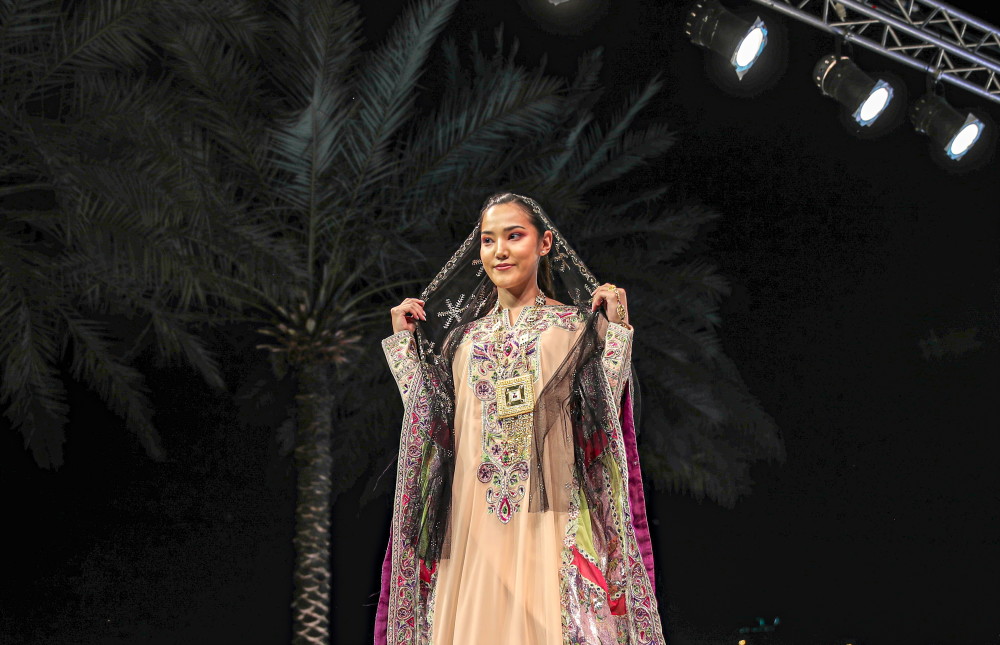 3月10日,模特在阿联酋迪拜举行的"folklore 2022"阿拉伯传统服饰秀上