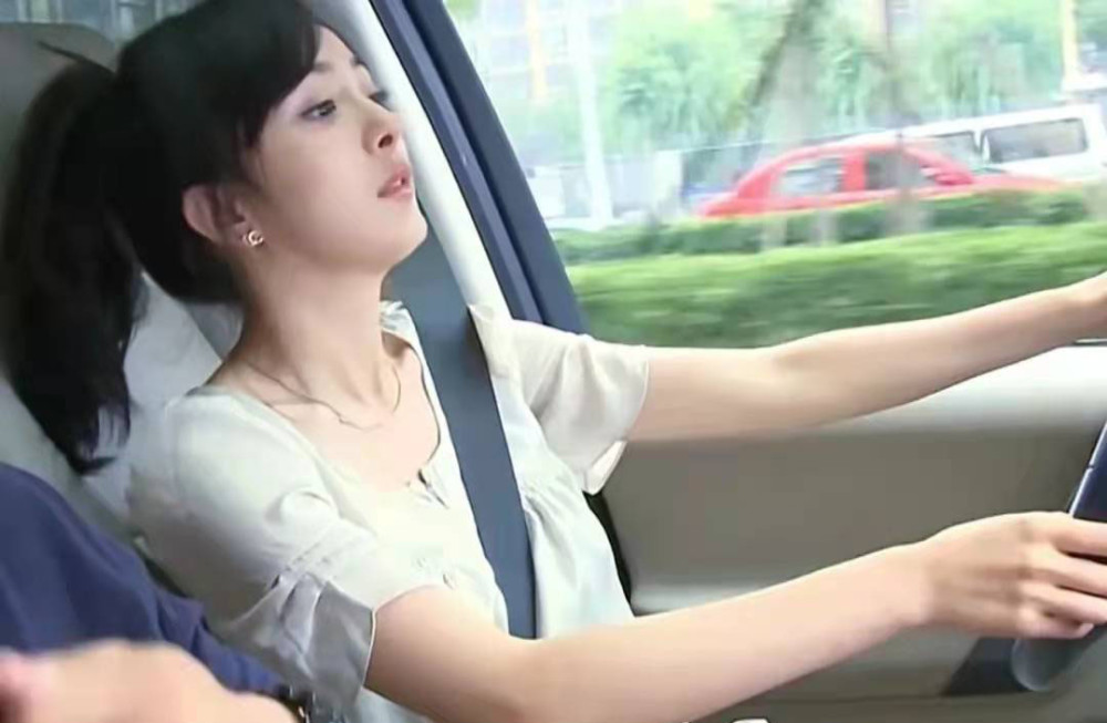 杨幂开车照片火了,握方向盘动作引起热议,网友:一看就是新手_腾讯新闻