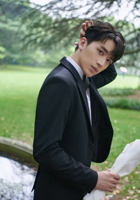 两人在同一个高中上学,张圣樱还是许魏洲的学姐,同