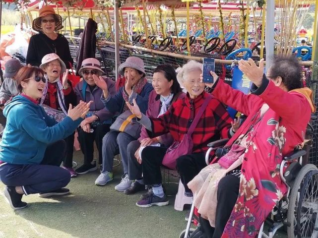 离退办主任旷晓燕同志利用活动间隙为大家传达了近期的政策,并代表厅