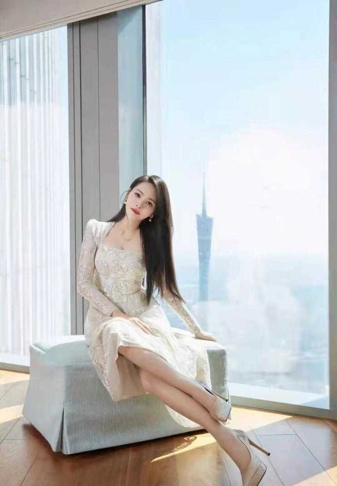 53岁伊能静真很会保养,穿白色连衣裙配披肩长发,说35岁都信插图4