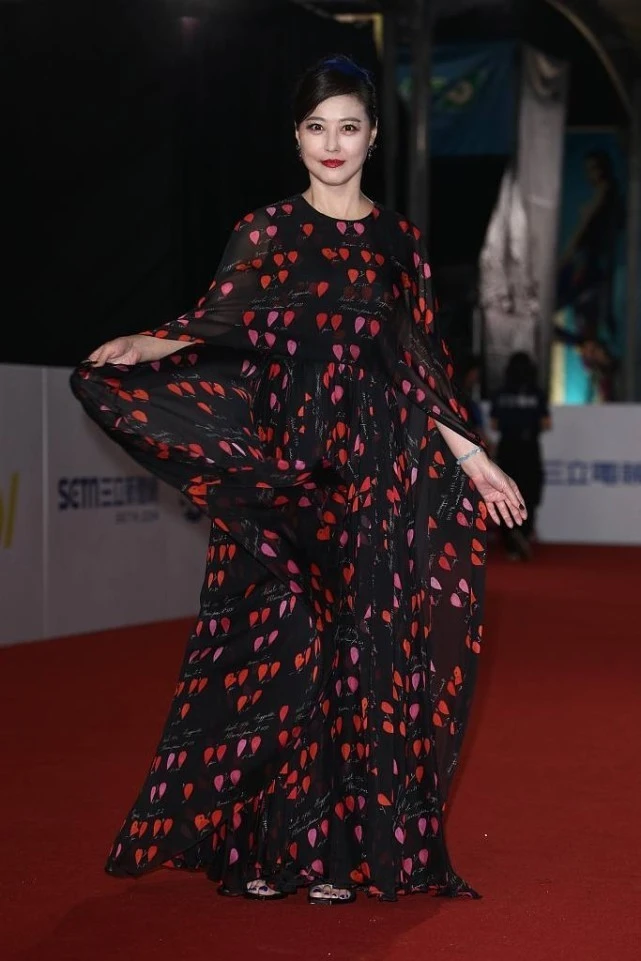 周海媚很有女神气质穿绿色蕾丝连衣裙温婉优雅美得惊艳